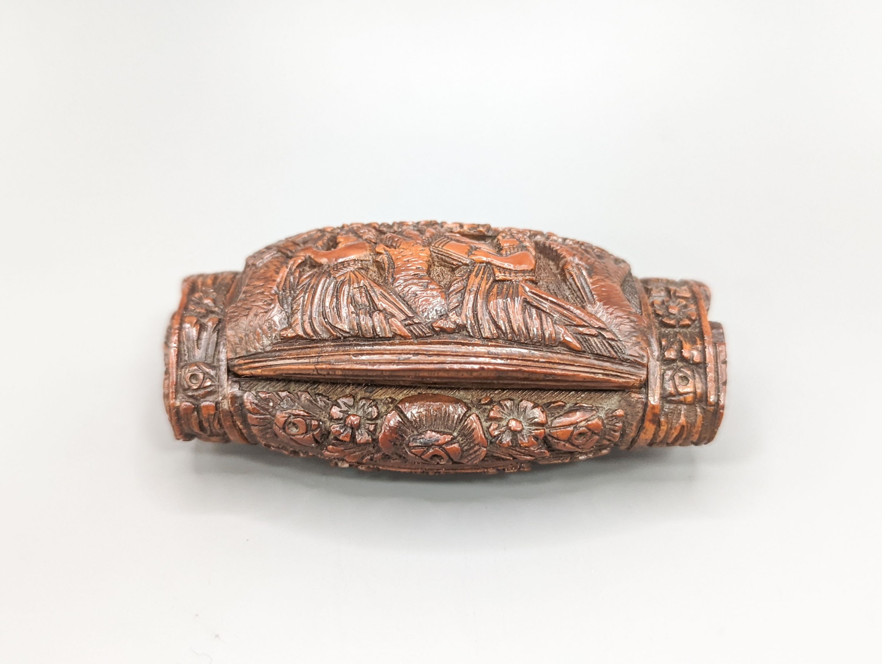 An early 19th century coquilla nut snuff box, 7.5cm